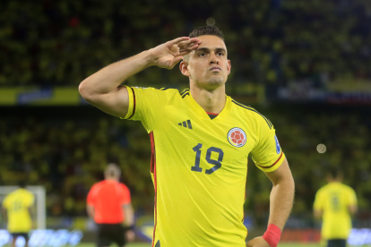 AME7419. BARRANQUILLA (COLOMBIA), 07/09/2023.- Rafael Santos Borré de Colombia celebra un gol hoy, en un partido de las Eliminatorias Sudamericanas para la Copa Mundial de Fútbol 2026 entre Colombia y Venezuela en el estadio Metropolitano en Barranquilla (Colombia). EFE/ Ricardo Maldonado