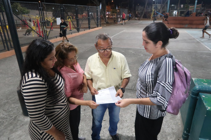 Unidos. Jenny Pérez (i), Karina Murgueitio, Abdón Cabrera y Lucía Andrade realizan gestiones para mejorar en Pradera 2 las condiciones.