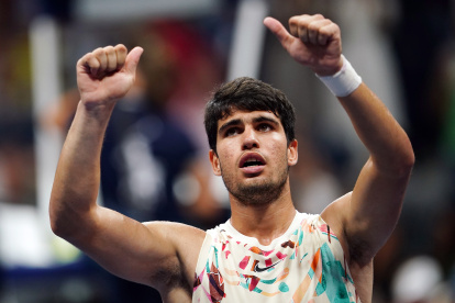 El español Carlos Alcaraz celebra tras ganar el partido de cuartos de final contra el alemán Alexander Zverev.