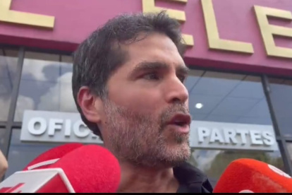 El actor presentó su candidatura oficial a la espera de la respuesta del INE.