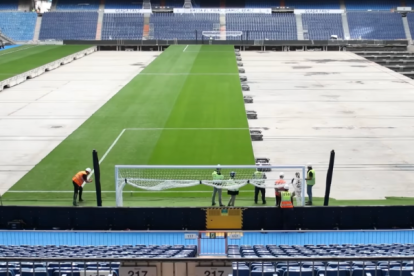 La cubierta se compone de placas que se pueden abrir y cerrar en 15 a 20 minutos según sea necesario
