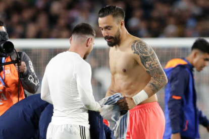 El intercambio de camiseta de Lionel Messi y Hernán Galíndez.