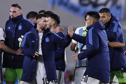 AMDEP9084. BUENOS AIRES (ARGENTINA), 07/09/2023.- Lionel Messi (i) de Argentina celebra al final hoy, de un partido de las Eliminatorias Sudamericanas para la Copa Mundial de Fútbol 2026 entre Argentina y Ecuador en el estadio Más Monumental en Buenos Aires (Argentina). EFE/ Juan Ignacio Roncoroni