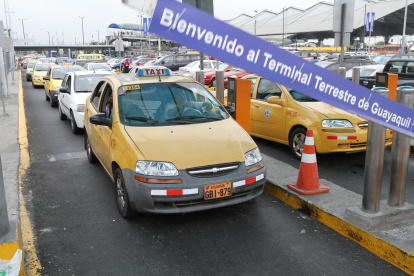 En las terminales terrestres Jaime Roldós Aguilera y Satélite de Pascuales se cobrarán tasas por estacionamiento o parqueo.