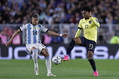 Exequiel Palacios (i) de Argentina disputa el balón con Angelo Preciado de Ecuador en el estadio Más Monumental en Buenos Aires (Argentina).