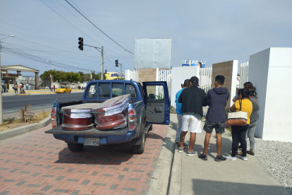 Los familiares llevaron los féretros hasta la comuna San Pablo, de Santa Elena.