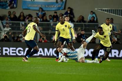 La marca de los defensores ecuatorianos anuló a Lionel Messi.