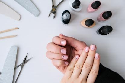 Si estás en apuro, te ayudamos con algunas ideas para tus uñitas.