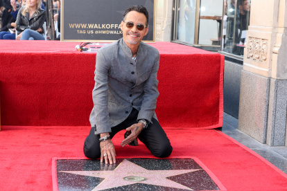 El salsero recibió su estrella en Hollywood.
