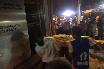 Personal de Medicina Legal retira el cuerpo de Byron Gurumendi