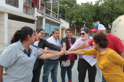 Los líderes de las siete etapas de Samanes unen sus puños para demostrar que trabajan de manera conjunta por la seguridad de su sector.