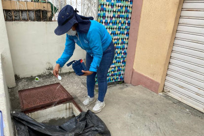 Miembros del Ministerio de Salud Pública interviene el sector de Sauces 1 para abatizar y eliminar criaderos de mosquitos