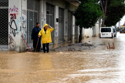 La precipitación ha dejado las calles inundadas.