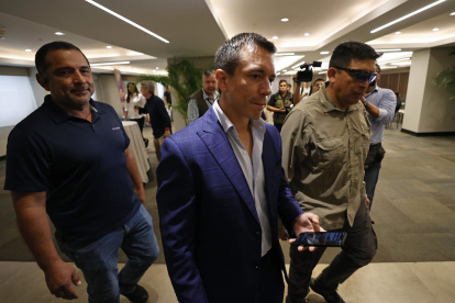 Daniel Noboa, candidato presidencial de Ecuador, llegando a una rueda de prensa.