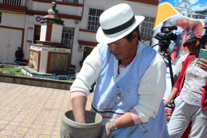Una hacedora de ollas de barro muestra su destreza.