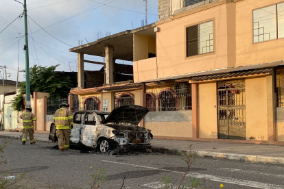 Ataques. Uno de los dos carros bomba que explotó la madrugada del viernes 8 en Puerto Bolívar.