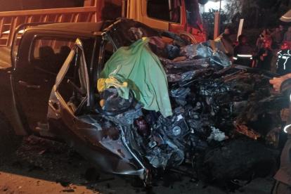 Siniestro. La camioneta quedó destrozada tras el impacto.