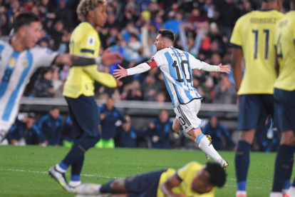 Lionel Messi (c) fue el autor del único gol de la selección de Argentina, que venció a Ecuador.