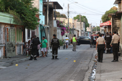 Personal de Criminalística se hizo presente para realizar pericias como mediciones y recolección de indicios balísticos.