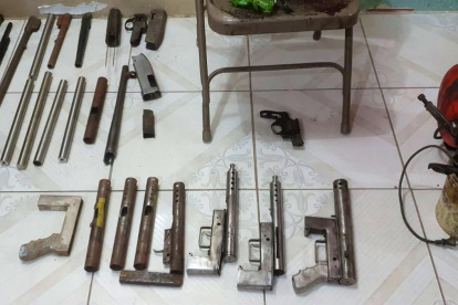 Parte del armamento decomisado en el operativo.