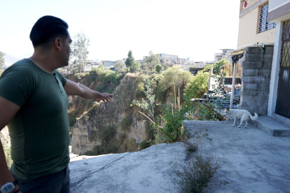 Angustia. Los moradores miran casi a diario el estado de la quebrada para ver si la erosión no ha avanzado.