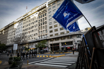 Vigilancia. Policías custodian los alrededores de la Legislatura argentina.