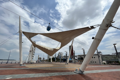 Abandono.  La vela de la explanada del MAAC está más destruida que el año pasado. El Municipio de Guayaquil señala que esto es responsabilidad del Ministerio de Cultura y Patrimonio.