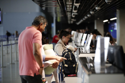 Viajeros realizaban este viernes su registro en el Aeropuerto Internacional de Tocumen en Ciudad de Panamá.