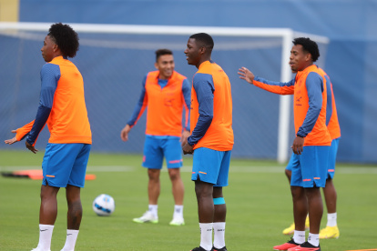 El volante Moisés Caicedo (c) entrenó a la par de sus compañeros de la Tricolor. El golpe sufrido en Argentina no fue de consideración y será titular ante los charrúas