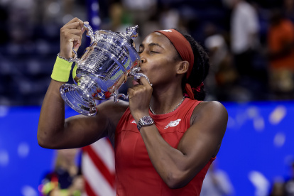 Flushing Meadows (United States), 09/09/2023.- Coco Gauff of the United States kisses the champion"s trophy after defeating Aryna Sabalenka of Belarus to win the women"s singles final match during the US Open Tennis Championships at the USTA National Tennis Center in Flushing Meadows, New York, 09 September 2023. The US Open runs from 28 August through 10 September. (Tenis, Bielorrusia, Estados Unidos, Nueva York) EFE/EPA/CJ GUNTHER