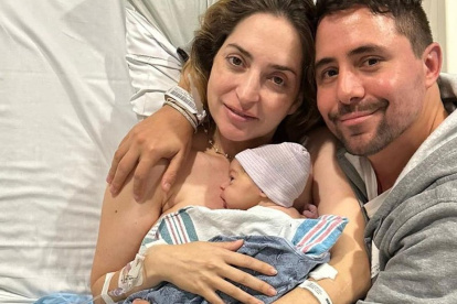 Mirella con la recién nacida y su esposo.