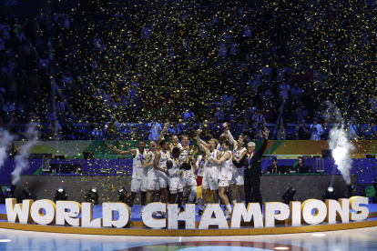 -FOTODELDÍA- Manila (Philippines), 10/09/2023.- Los jugadores de Alemania celebran la victoria con el trofeo tras ganar la final de la Copa Mundial de Baloncesto FIBA 2023 entre Serbia y Alemania en el Mall of Asia de Manila, Filipinas, hoy 10 de septiembre de 2023. EFE/EPA/ROLEX DELA PENA