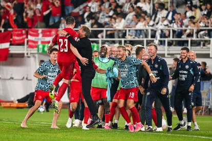 Helsinki (Finland), 10/09/2023.- Pierre-Emile Hojbjerg (2-L) of Denmark celebrates after scoring the 1-0 lead in the UEFA Euro 2024 qualification round match between Finland and Denmark in Helsinki, Finland, 10 September 2023. (Dinamarca, Finlandia) EFE/EPA/KIMMO BRANDT