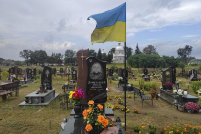 Escena. Tumba de los soldados ucranianos en la aldea Arlamivska Volia, cerca de Sokolia  (Ucrania).