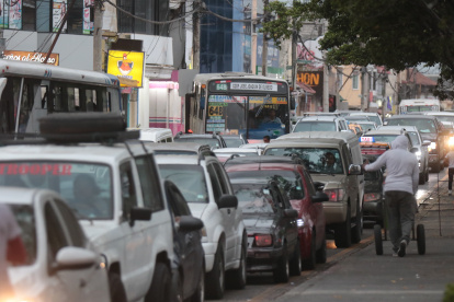 Guayaquil. En Guayaquil, las vías del norte, del centro y del sur, así como los buses, pasan colapsados. Las horas pico son consideradas infernales.
