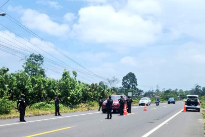 Operativo. Integrantes de la Policía Nacional y de Fuerzas Armadas ejecutan controles por estado de excepción.