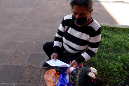 Carmelina Quichimbo revisa la receta que le dio el doctor, tras esperar tres meses por una cita.