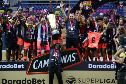 Las flamantes campeonas y su festejo con el trofeo de la Superliga femenina.