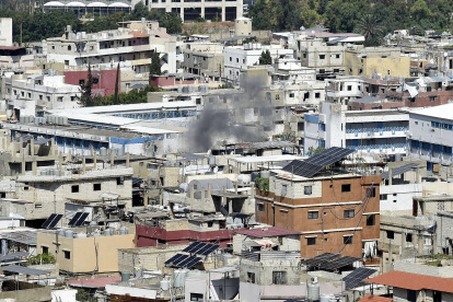 El humo se eleva cerca de las escuelas de la UNRWA en el campo de refugiados palestinos de Ain al-Hilweh durante los enfrentamientos entre partidarios del movimiento Fatah y grupos rivales, en Sidón, Líbano.