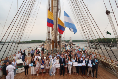 como la promesa a la Bandera Argentina por parte de residentes argentinos en el país. Además, se entregó una espada al viceministro de Defensa Nacional de Ecuador, vicealmirante (SP) Rafael Poveda Romero, y se rindió honores póstumos al veterano de la Guerra de las Malvinas, cabo Segundo Mártir Antonio Rivero, con la entrega de la Medalla Presidencia Conmemorativa a su viuda, como gesto de gratitud y respeto.