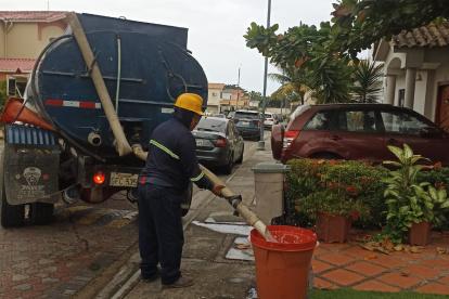Para los ciudadanos, recibir agua por tanquero aunque ayuda en el momento, no es la solución que requieren.