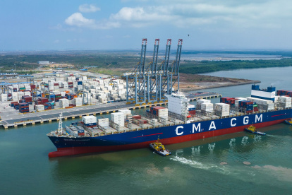 El megabuque partió desde el Puerto de Shekou en China llegando a México, para luego navegar por las costas
de América del Sur: Colombia, Perú y finalmente Ecuador