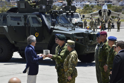 Ceremonia. El presidente Guillermo Lasso entregó los automotores a las autoridades militares
