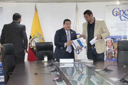 La denuncia fue presentada por separado por los juristas y unida en el TCE por tratarse de una causa similar.