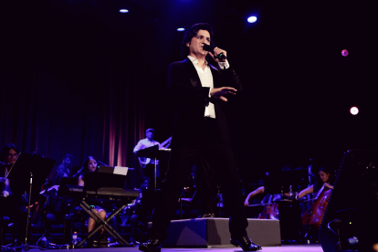 Roberth Ordóñez interpretando los mejores éxitos de Camilo Sesto