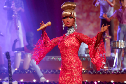 Fotografía cedida hoy por Mattel donde aparece la esperada muñeca Barbie de la "reina de la salsa" Celia Cruz-