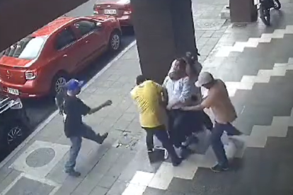 Tres de los delincuentes le arrebatan todas las pertenencias al ciudadano, mientras un cuarto lo mantiene inmóvil desde el cuello.