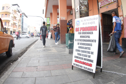 Los delegados municipales colocaron letreros donde recuerda la prohibición de colocar objetos en la vía pública.