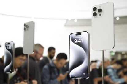 Vista del nuevo iPhone 15 de Apple tras su lanzamiento en el Apple Park de Cupertino, California