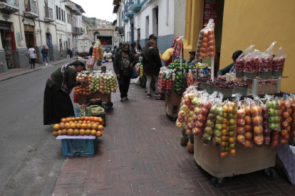 Amontonado. En el centro ni siquiera se permite el paso de los peatones por la presencia de las ventas.
